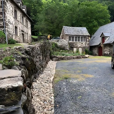 Holiday home Maison Familiale Face A La Montagne Saint-Vincent-de-Salers